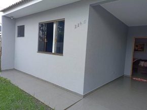 Casa com 2 quartos, ar e garagem!